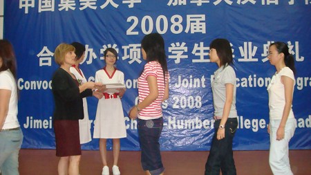 ���ô󺺲�ѧԺ��ѧԺԺ��Alvina CassianiΪ��ҵ���䷢��ҵ֤��